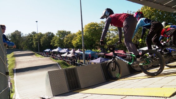 Junge BMX-Rennfahrer kurz vor der Abfahrt. © Screenshot 