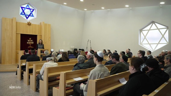 Politikerin Bettina Martin spricht bei einer Gedenkveranstaltung in einer Synagoge in Schwerin. © Screenshot 