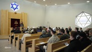 Politikerin Bettina Martin spricht bei einer Gedenkveranstaltung in einer Synagoge in Schwerin. © Screenshot 