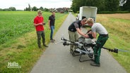 Eine landwirtschaftlich nutzbare Drohne wird mit Saatgut befüllt. © Screenshot 