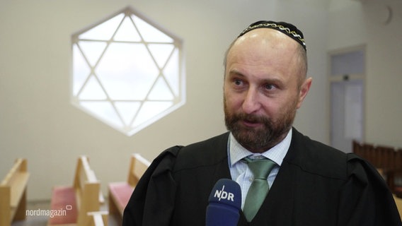 Yuriy Kadnykov, Landesrabbiner von Mecklenburg-Vorpommern, äußert sich am Jahrestag des Hamas-Überfalls auf Israel. © Screenshot 