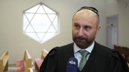 Yuriy Kadnykov, Landesrabbiner von Mecklenburg-Vorpommern, äußert sich am Jahrestag des Hamas-Überfalls auf Israel. © Screenshot 