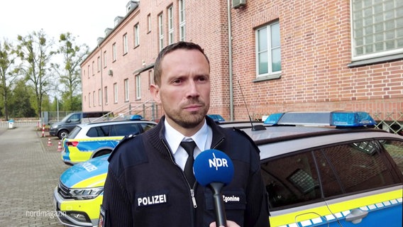 Felix Zgonine von der Polizei Ludwigslust äußert sich zu der Bombendrohung an einer Schule. © Screenshot 