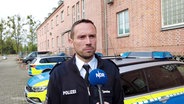 Felix Zgonine von der Polizei Ludwigslust äußert sich zu der Bombendrohung an einer Schule. © Screenshot 