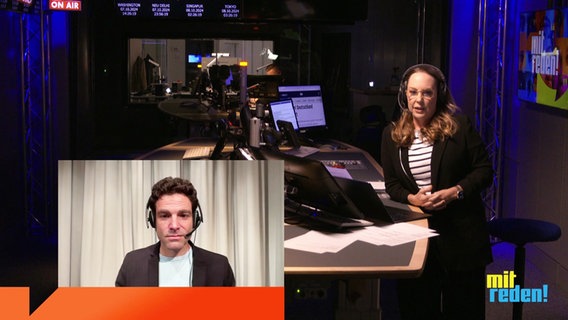 Nina Zimmermann steht im Studio von NDR Info und moderiert die Sendung Mitreden!. Ein Gast ist zugeschaltet. © Screenshot 