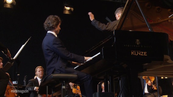 Rafał Blechacz und das NDR Elbphilharmonie Orchester im Rahmen des Usedomer Musikfestivals. © Screenshot 