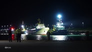 Helgoland-Fähre "Funny Girl" wird von zwei Schleppern in den Hafen von Büsum gebracht. © Screenshot 