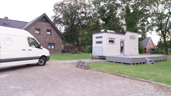 Ein Tiny House steht in einem Garten. © Screenshot 