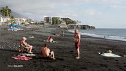 Touristen am schwarzen Sandstrand von La Palma. © Screenshot 