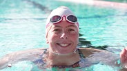 Extremschwimmerin Anke Tinnefeld in einem Schwimmbecken. © Screenshot 