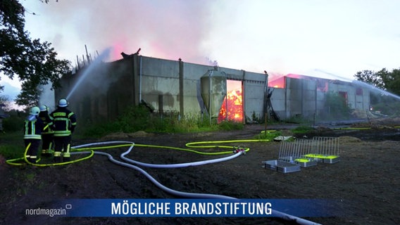 Feuerwehrleute löschen eine brennende Lagerhalle. © Screenshot 