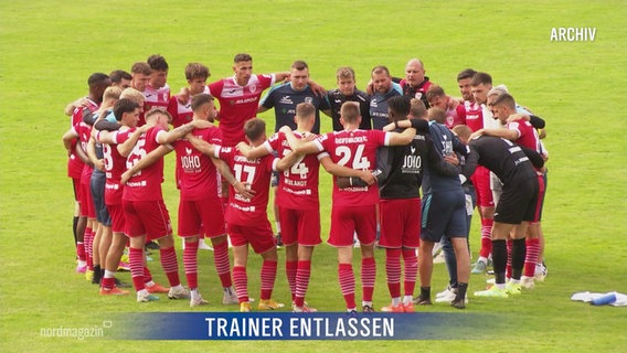 Die Mannschaft des Greifswalder FC steht in einem Kreis auf dem Platz. © Screenshot 