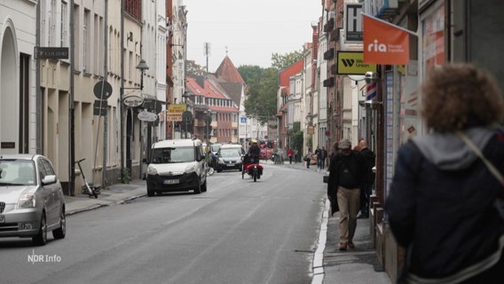 Eine Straßenszene in Lübeck. © Screenshot 