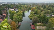 Eine Brücke über der Dove Elbe und Umgebung aus der Luft betrachtet. © Screenshot 