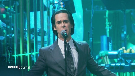 Nick Cave singt in ein Mikrofon. © Screenshot 