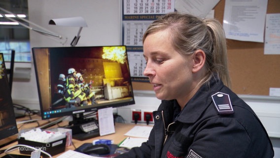 Feuerwachen-Leiterin Doreen Engel an ihrem Arbeitsplatz. © Screenshot 