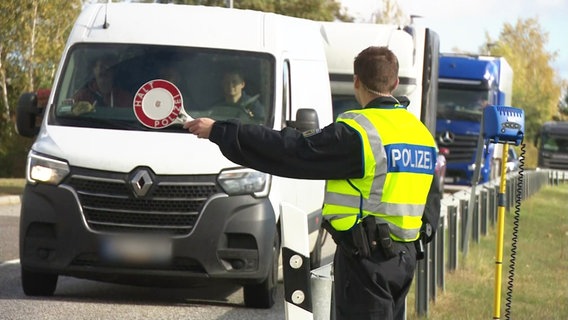 Grenzpolizist kontrolliert ein Fahrzeug. © Screenshot 