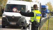 Grenzpolizist kontrolliert ein Fahrzeug. © Screenshot 