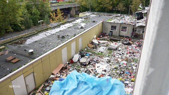 Ein vermüllter Hinterhof in einem Wohnkomplex in Göttingen. © Screenshot 