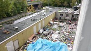 Ein vermüllter Hinterhof in einem Wohnkomplex in Göttingen. © Screenshot 