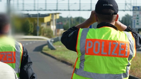 Ein Polizist bei der Grenzkontrolle. © Screenshot 