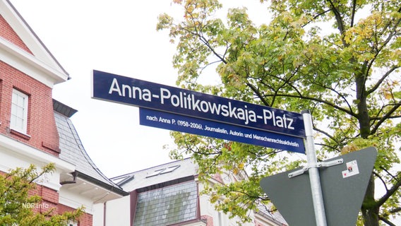 Ein Straßenschild mit der Aufschrift "Anna-Politkowskaja-Platz". © Screenshot 