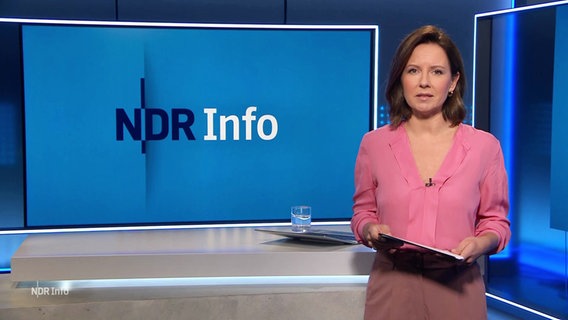 Romy Hiller moderiert NDR Info. © Screenshot 