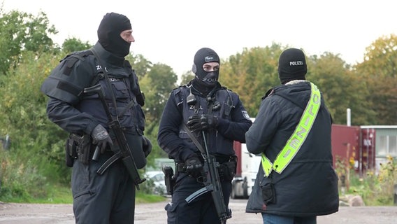 Bewaffnete Mitarbeiter von Zoll und Polizei. © Screenshot 