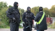 Bewaffnete Mitarbeiter von Zoll und Polizei. © Screenshot 