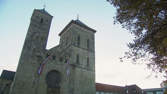 Die Außenfassade einer Kirche. © Screenshot 