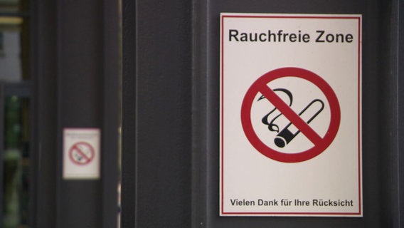 ein Schild mit der Aufschrift "Rauchfreie Zone!". © Screenshot 