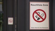 ein Schild mit der Aufschrift "Rauchfreie Zone!". © Screenshot 