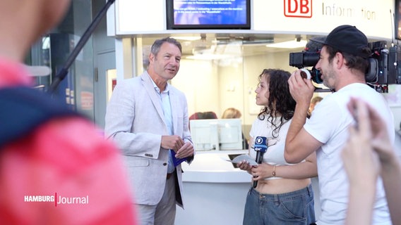 Drehteam und jugendliche Reporterin am Hamburger Hauptbahnhof. © Screenshot 