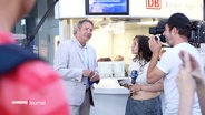 Drehteam und jugendliche Reporterin am Hamburger Hauptbahnhof. © Screenshot 