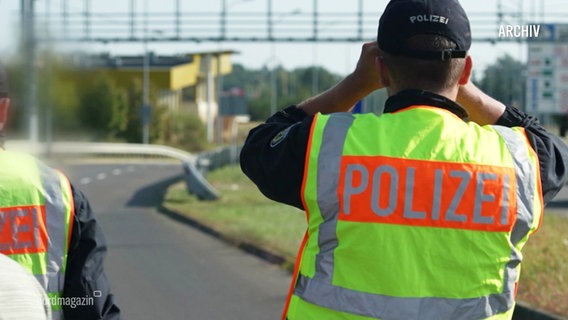 Ein Polizist bei der Kontrolle an der deutsch-polnischen Grenze. © Screenshot 