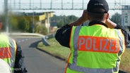 Ein Polizist bei der Kontrolle an der deutsch-polnischen Grenze. © Screenshot 