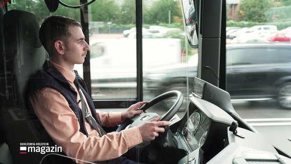 Lino Fenneberg, der jüngste Busfahrer im Kreis Segeberg, in seinem Bus. © Screenshot 