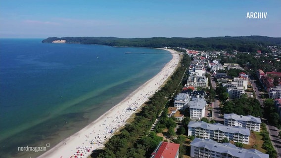 Aufnahme eines Strandabschnittes an der Ostsee aus der Vogelperspektive. © Screenshot 