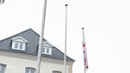 Der leere Fahnenmast an dem einst die Regenbogenflagge am Neubrandenburger Bahnhof hing. © Screenshot 