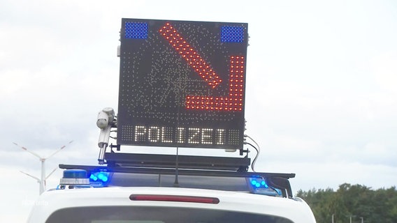 Eine LED-Anzeige auf einem Polizeiauto mit den Worten "Polizei". © Screenshot 