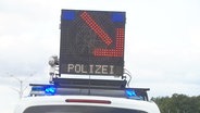 Eine LED-Anzeige auf einem Polizeiauto mit den Worten "Polizei". © Screenshot 