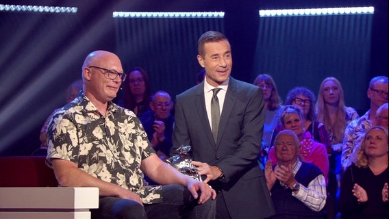 Kai Pflaume mit einem Kandidaten der Quizshow "Kaum zu glauben!". © Screenshot 