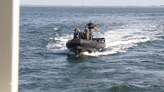 Ein graues Boot fährt auf dem Wasser. © Screenshot 