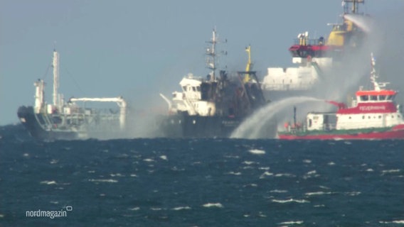 Ein Schiff wird auf dem Meer gelöscht. © Screenshot 