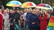 Menschen protestieren gegen das Verbot von einer Regenbogenfahne in Neubrandenburg. © Screenshot 