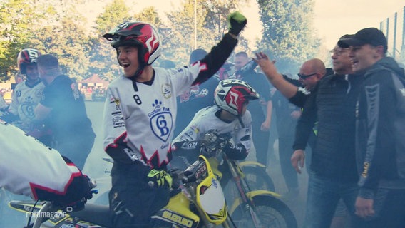 Szene von der Deutschen Meisterschaft im Motoball in Jarmen . © Screenshot 