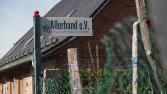 Ein Schild weist auf den Verein "Allerhand" hin. © Screenshot 