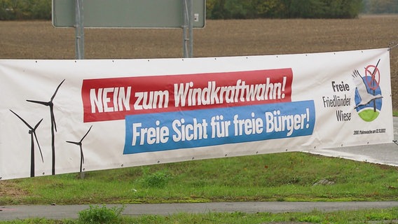 Ein banner mit der Aufschrift: "NEIN zum Windkraftwahn! - Freie Sicht für freie Bürger!". © Screenshot 