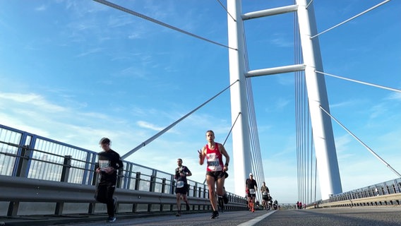 Laufende Menschen beim Rügenbrücken-Marathon. © Screenshot 