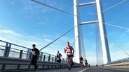 Laufende Menschen beim Rügenbrücken-Marathon. © Screenshot 